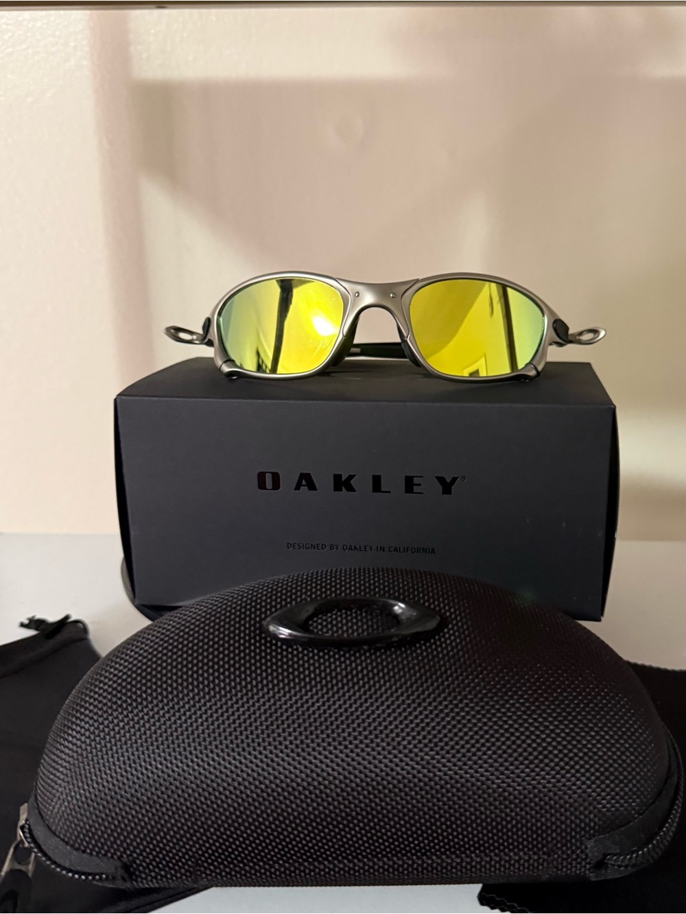 Oakley Men’s Silver Frame Sunglasses with Yellow Mirrored Lenses